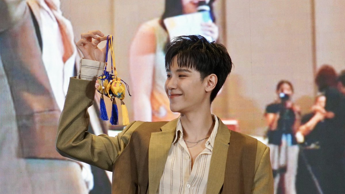 GMMTV's tweet photo. การมา Shanghai ครั้งนี้อบอุ่นมากๆ เลยครับ แฟนน่ารักมาก ขอบคุณความรักที่แฟนๆ มอบให้ผม จะไม่ลืมเลยครับ ไว้มีโอกาสผมจะกลับมาอีกนะครับ 🫶🏻❤️😘

这次来上海真的特别温暖，粉丝们都太可爱了！感谢大家给我的爱，我会一直记在心里的。以后有机会的话，我一定还会再回来见大家的～🫶🏻❤️😘

#JuniorFSinShanghai
#GMMTV
@jnnrrs