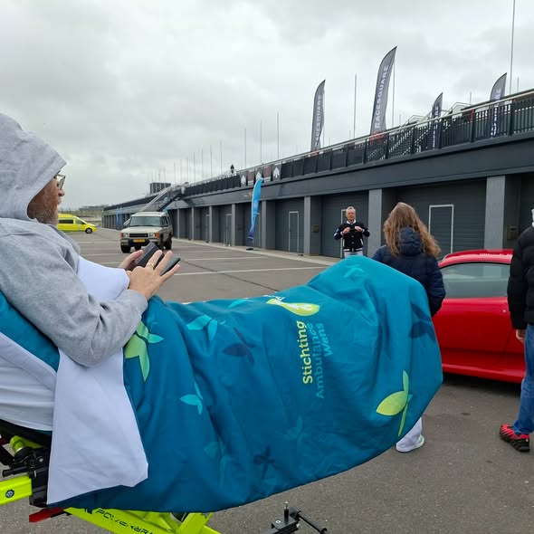StAmbulancewens's tweet photo. Voor veel mensen is het een dagje uit. Voor deze meneer was het een droom die nog één keer werkelijkheid mocht worden.
Samen met onze vrijwilligers reisde meneer af naar Circuit Zandvoort. https://t.co/0is4XuQcd5