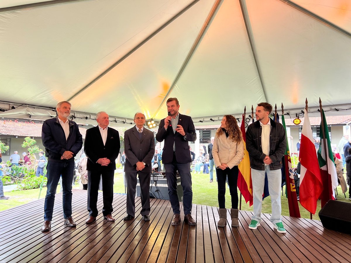 PLemCuritiba's tweet photo. Dzień Europy w Kurytybie 

Maj zakończyliśmy w wielkim stylu, organizując Dzień Europy we współpracy z konsulatami i instytucjami kultury krajów Unii Europejskiej oraz Wielkiej Brytanii obecnymi w Kurytybie.

Dla ciekawych Polski 🇵🇱 zorganizowaliśmy następujące atrakcje:
- krótkie rozmowy w języku polskim oraz zajęcia dla dzieci prowadzone przez nauczycielki języka polskiego przy wsparciu Domu Kultury Polska-Brazylia
- wykład Konsula Generalnego Wojciecha Baczyńskiego „Polska: 30 lat sukcesu gospodarczego”
- warsztaty polskiego rękodzieła: kwiaty polskie, prowadzone przez artystki z Kolonii Dom Pedro II
- występ Zespołu Folklorystycznego Wawel z Kolonii Muricy
- wieczór poetycki z polską poezją, poprowadzony przez Piotra Kilanowskiego z Katedry Polonistyki Uniwersytetu Federalnego w Stanie Paraná (UFPR).

Ponadto odwiedzający mogli skosztować typowych polskich potraw z dwóch lokali: „Tadeu o Rei do Pierogi” i „Pierogi do Miro”.