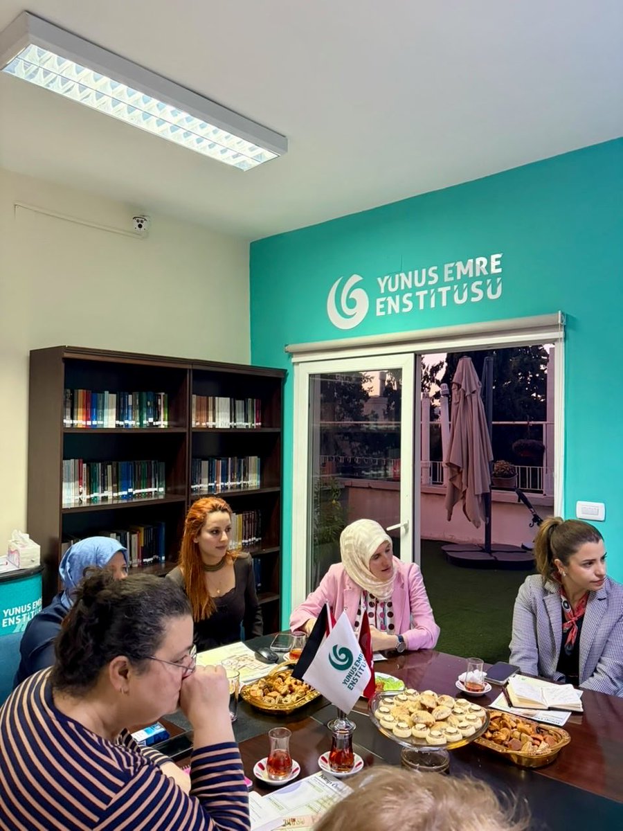 yeeamman's tweet photo. Ürdünlü ve Türk hanımlar edebiyatın birleştirici rolü etrafında toplandılar. Kıymetli Sefiremiz Meral Caymazoğlu'nun öncülüğünde edebi eser kritiği yapılarak verimli değerlendirmelerde bulunuldu.
@yeeorgtr #türkçebirleştirir @TC_AmmanBE https://t.co/AAnIiYS5py