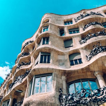 ProfesorJonk's tweet photo. "Para hacer las cosas bien es necesario: primero, el amor, segundo, la técnica".
Antoni Gaudí.
La arquitectura como santo y seña de una ciudad.
#Efemeride #AntonioGaudi #arquitectura https://t.co/88n7oFPdvv
