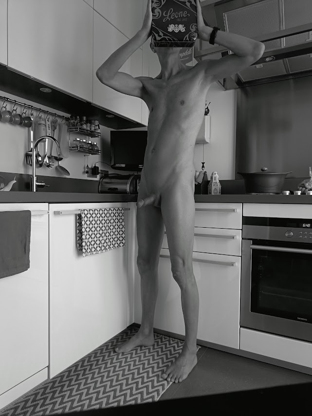 WollyCo's tweet photo. Will there still be cookies in the box?

 #feet #soles #naturism #nudism #bodyfreedom https://t.co/hkjPJXGhtw