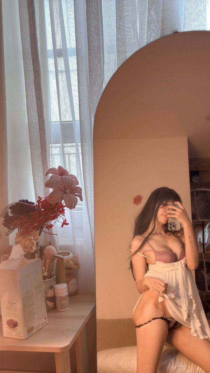 LiaBear5's tweet photo. Whose DMs are open for morning pics? https://t.co/27u3ClIVPd
