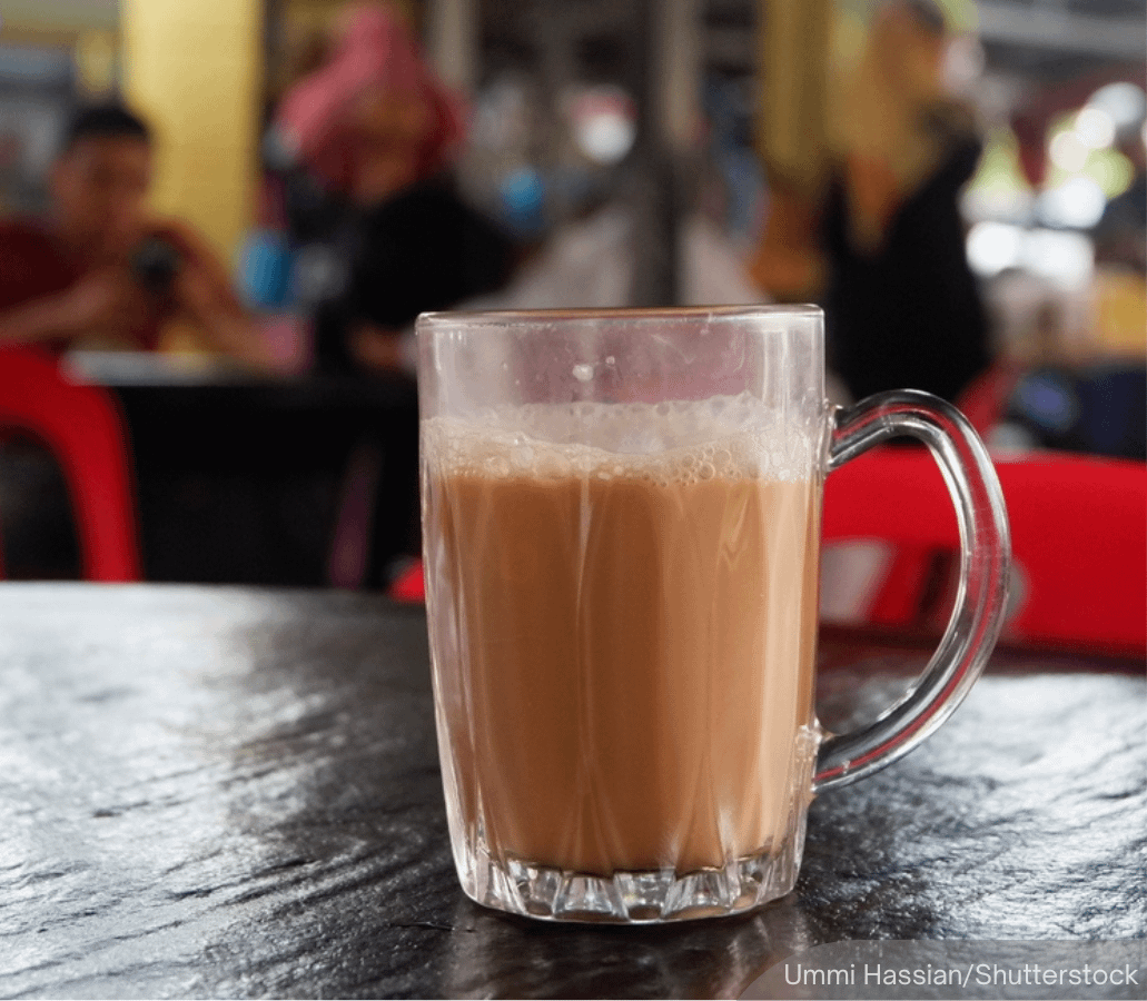 NewsBFM's tweet photo. The Galen Centre for Health and Social Policy has urged Putrajaya to introduce a tiered excise tax on sweetened condensed milk and other high-sugar dairy products in Budget 2027 to curb diabetes and other NCDs.

"A glass of teh tarik or kopi at a mamak stall or restaurant can contain several spoonfuls of condensed milk. This makes it an under-regulated source of sugar consumption among Malaysians."

🧵1