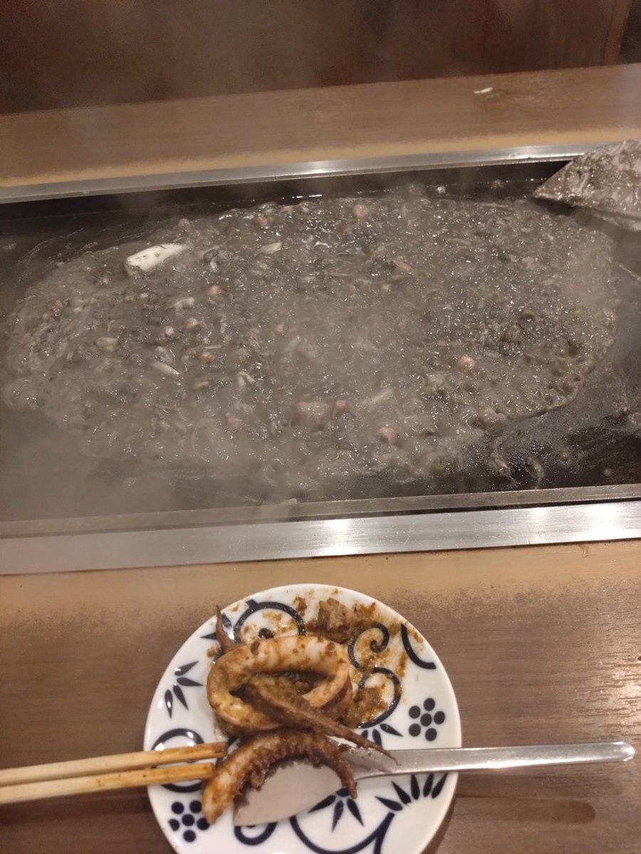 etsu83051302's tweet photo. 月島もへじさんでイカ墨もんじゃおいしかったよ〜🤤
(写真のもんじゃが鉄板と同化しすぎてる💦) https://t.co/jEmPshV20R