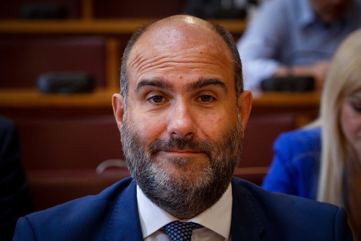 karamounakidou's tweet photo. Επιτέλους ένας γνώστης των οικονομικών στο υπουργείο οικονομίας. Τα πτυχία του μιλάνε από μόνα τους και αποτελούν εγγύηση για σίγουρη επιτυχία. https://t.co/rVlGHDJsWF