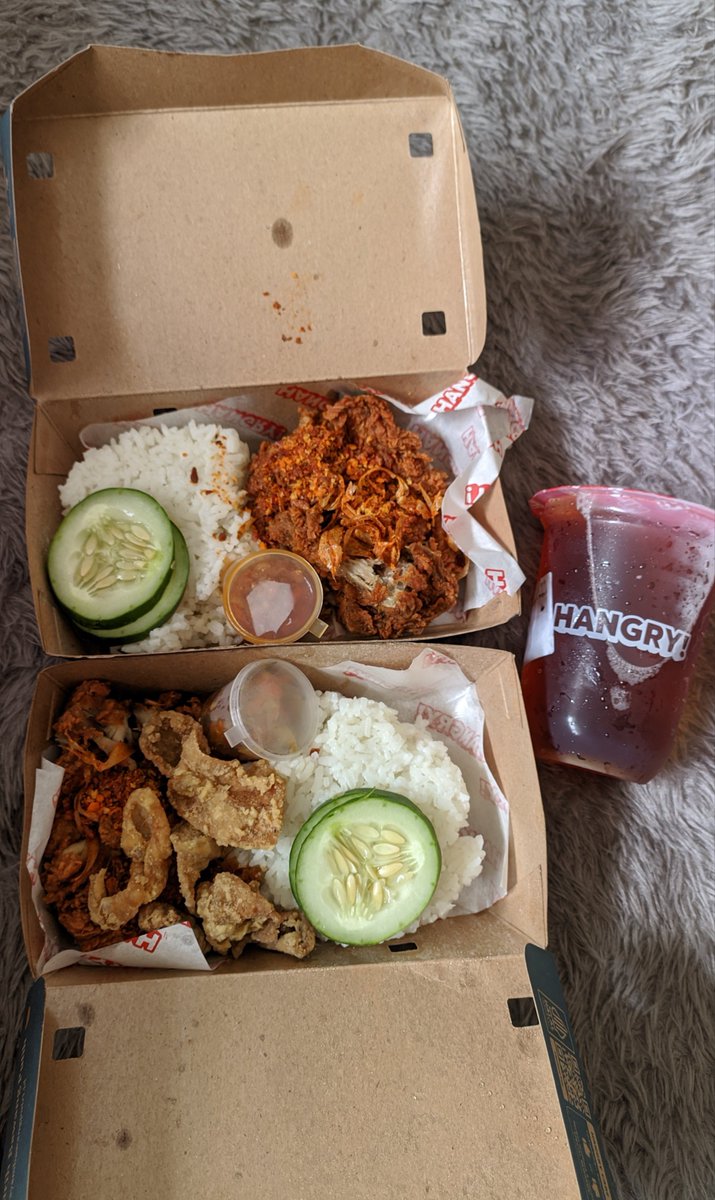 amisuciputri's tweet photo. lagi lagi ini anaknya mas joko lewat, terus lg makan ayam goreng bawang putri by hangry dan aku jadi ngiler bgttttt sampe aku beli dan beneran enak bgt ishhhh 🥹

mau bilang makasih sama anaknya mas joko udah bikin aku tau kalo ayam bawang putri by hangry ini seenak ini 🫶🫶 https://t.co/IhvQ7PvsmK