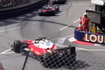 Galaxy1069751's tweet photo. @GazzettaFerrari You can clearly see Charles rotated the wheel wholely but still he goes into the wall https://t.co/jU316WbBMd