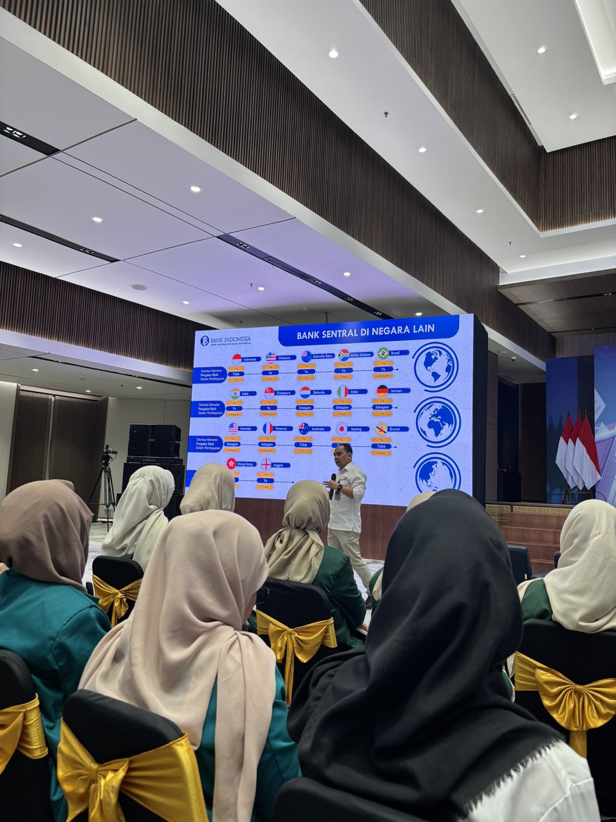 inibagyes's tweet photo. @bank_indonesia @GenbiJakarta jadi kita anak FIP cuma jadi peramai event kah? bahkan ada beberapa dari kami yang LOLOS PEMBERKASAN dan BELUM WAWANCARA sudah dinyatakan tidak lolos karena prodi tidak sesuai?? kalau dari awal tidak sesuai 1) kenapa diposter ada FIP 2) lolos berkas? https://t.co/c2uHHo7H8S
