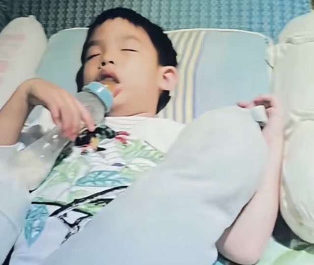teenduang's tweet photo. UEE UEEE UEEE 😭😭💧💧💧 GEMESSS BANGET NANGISSS 😭😭💧💧TERNYATA PIP EMG KEBIASAAN MEGANG SESUATU PAS TIDUR DARI KECIL 😭😭💧💧💧💧 https://t.co/ZbCfkGGpdi
