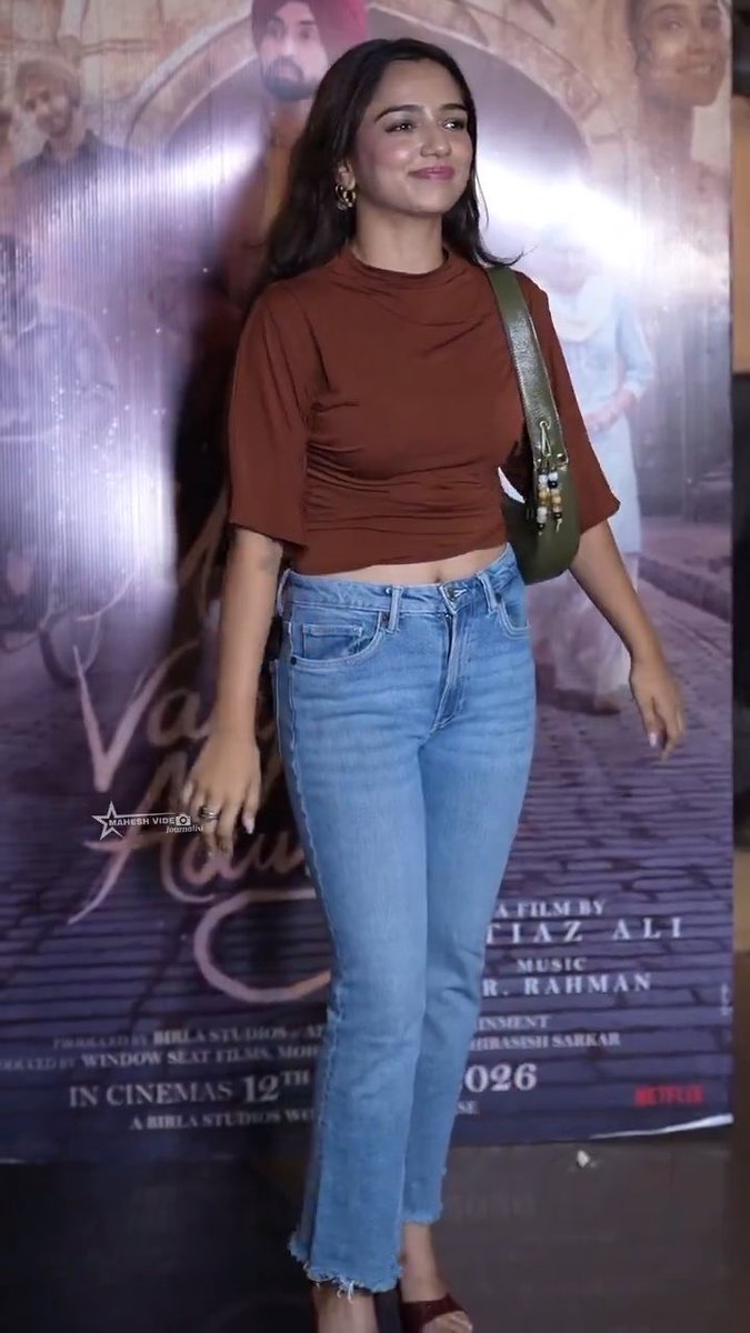 Glamreel's tweet photo. @ahsaas_channa looking absolutely lovely at the Main Vaapas Aaunga special screening in Mumbai last night. ✨🤎/2
#Ahsaas #AhsaasChanna https://t.co/FGSCeuQxIO