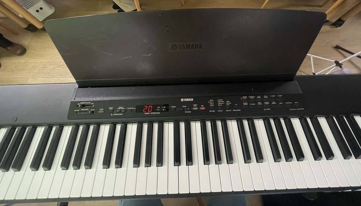accompanimenter's tweet photo. 介護施設での、ボランティア演奏終了（♫）。

拙い演奏でも（苦笑）、喜んでいただけると、気分上々です（照笑）。

🎻はクラシック好み、🧑‍🎤はJPOPと洋楽好み、なので、ピアノソロは、入所者様好みの、ド演歌を選択（苦笑）、ウケました（♫）。

職員の皆様の、盛り上げ役にも感謝（御礼）。 https://t.co/njCO1srETs