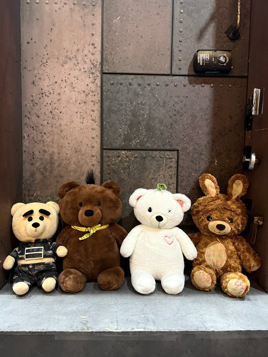 m_thelastman's tweet photo. [뮤지컬 #더라스트맨 2차]

🧸 생존자들의 반려인형! 존버 공개

"안녕, 넌 이제 나의 친구"

_
𝗠𝗨𝗦𝗜𝗖𝗔𝗟 𝗧𝗛𝗘 𝗟𝗔𝗦𝗧 𝗠𝗔𝗡
𝟮𝟬𝟮𝟲.𝟬𝟲.𝟬𝟵 - 𝟬𝟴.𝟬𝟵
링크더스페이스 1관 https://t.co/fpYkabVVIS