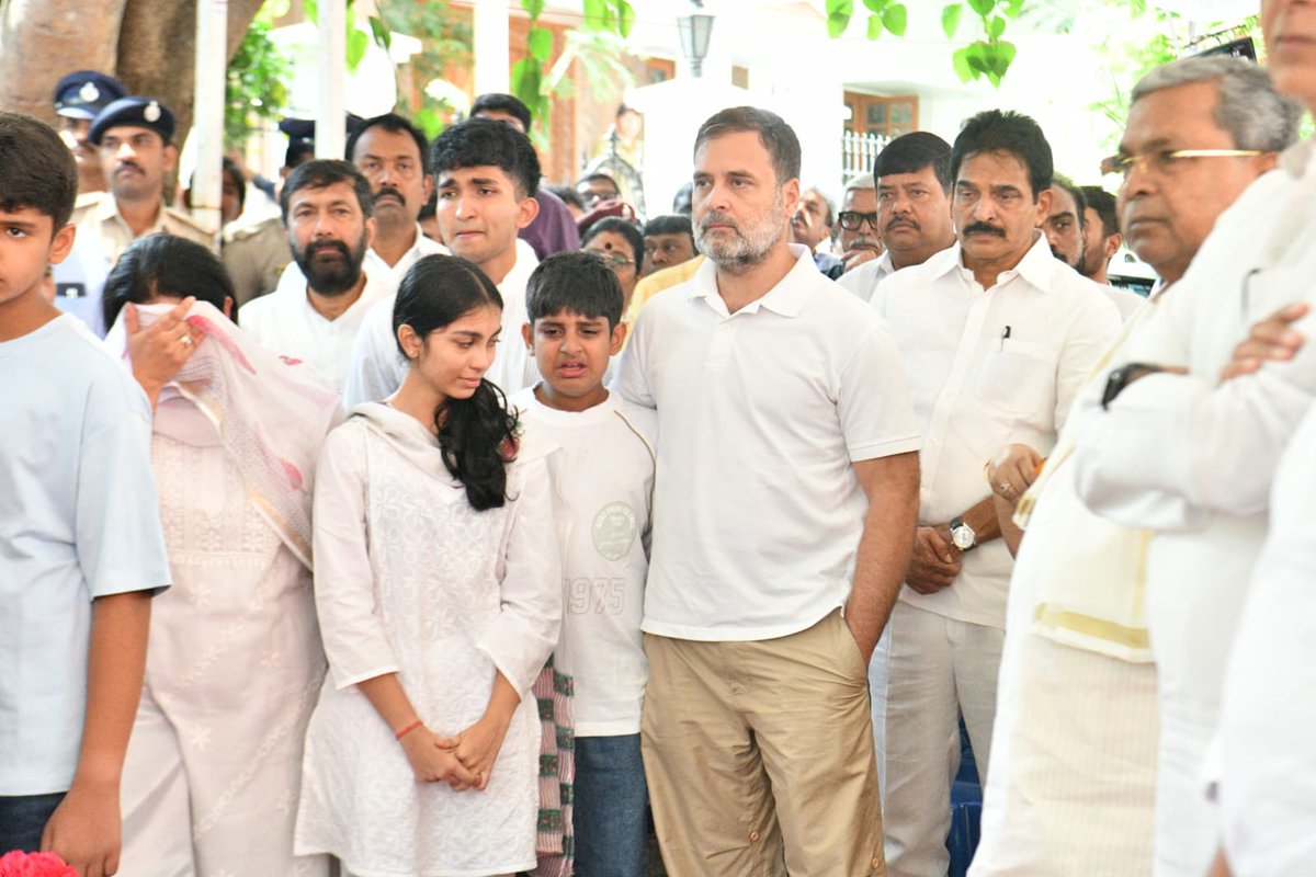 siddaramaiah's tweet photo. Paid my last respects to AICC Secretary and Vice-Chairman of the Karnataka State Guarantee Implementation Authority, Shri Suraj Hegde, along with Lok Sabha Leader of the Opposition Shri @RahulGandhi.

Chief Minister Shri @DKShivakumar was also present. https://t.co/wbHiuXOuv0