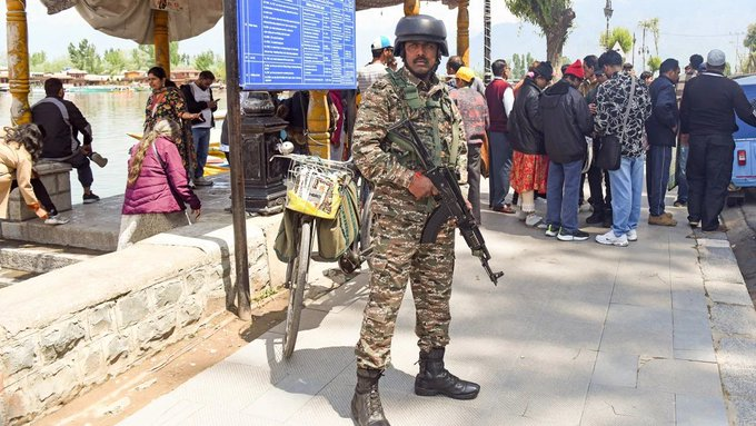 S_deshpremi's tweet photo. Our CRPF heroes stand guard so that peace prevails in Jammu &amp; Kashmir. A heartfelt salute to their sacrifice and commitment. 🇮🇳 

#SaluteToCRPF #SabahNamazı #AzizYıldırımlaYeniden https://t.co/BqUMiOLDi4