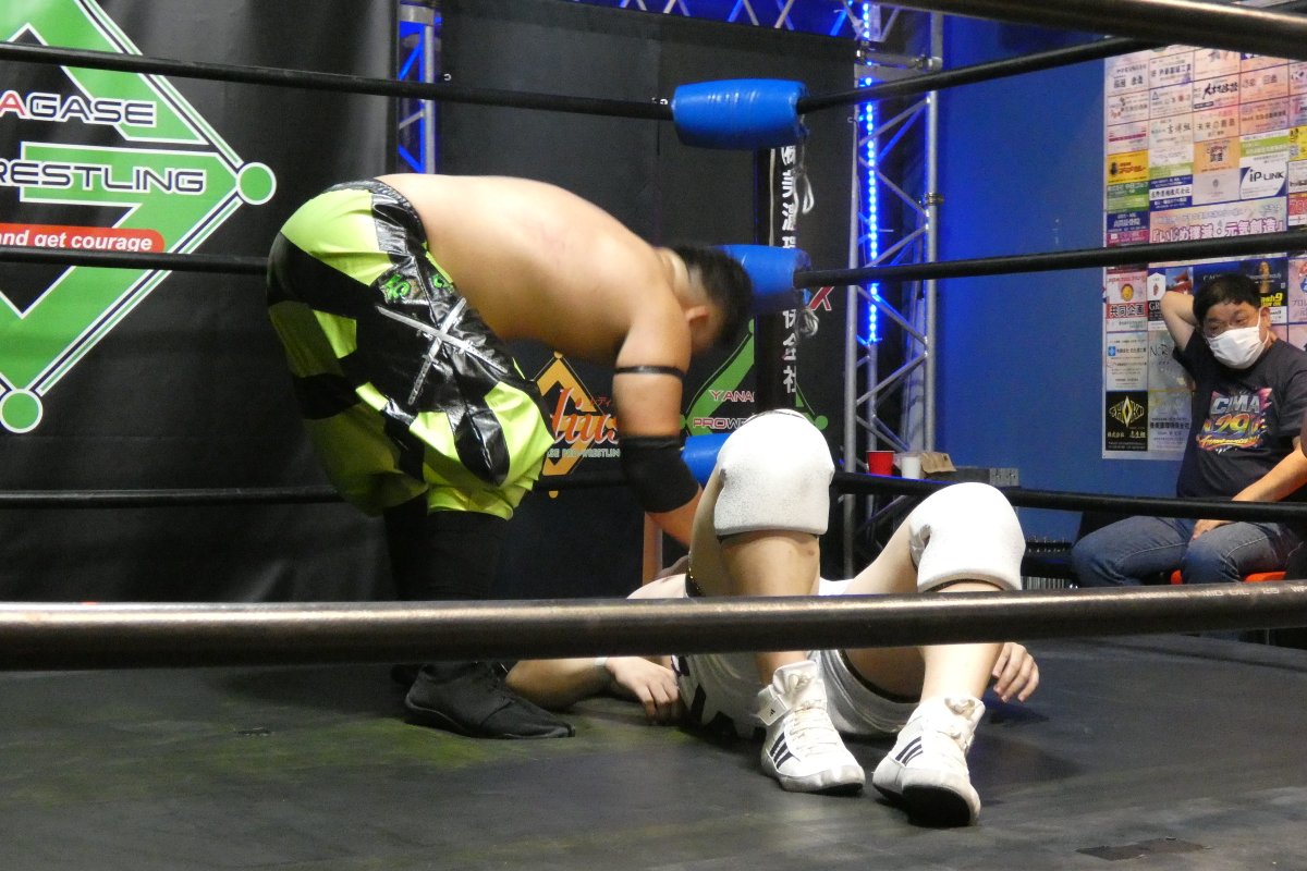 FEC_BURNING's tweet photo. 石切はフロントホイップで匠を叩きつけその場飛びの月面水爆へ！
必死に喰らいつく匠を逆エビ固めで絞り→逆片エビ固めで仕留めた石切
匠が試合に気持ちが伝わってきた良い試合だったぞ！ https://t.co/jIzvf2D6RH