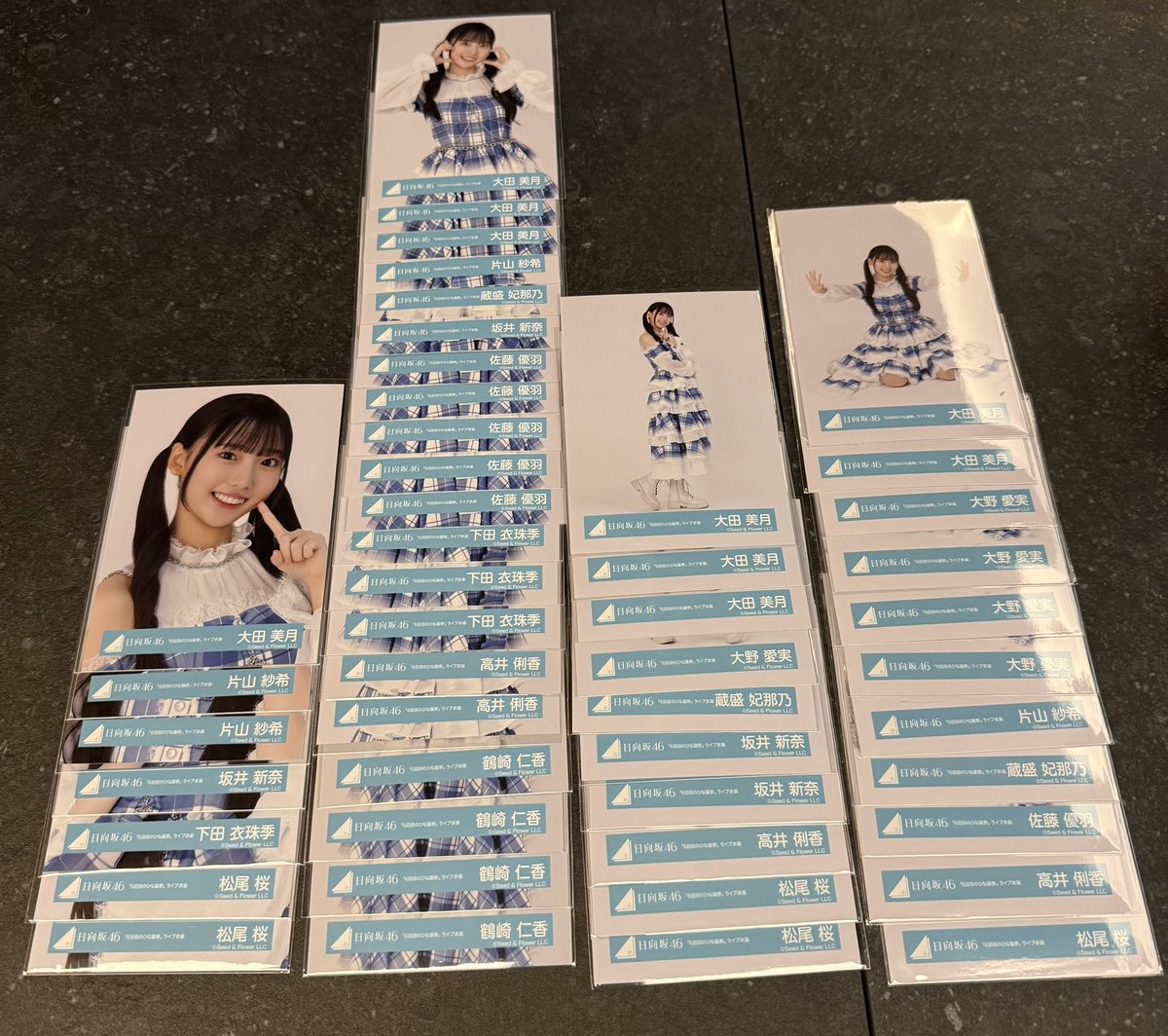 kapi2kapi2's tweet photo. リアミお会いする方で引き取ってくれる方いませんかね、、、笑笑
全員コンプ済みでこの量笑笑

欲しい物ある方いたら声かけてくださーい！😂

日向坂　トレ　生写真 https://t.co/edGyPDCuAP