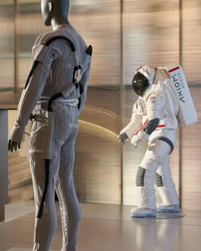 RevesdEspace's tweet photo. 👨🏻🚀 Axiom Space et Prada révèlent le "sous-vêtement de refroidissement et de ventilation à circulation de liquide" ou *Liquid Cooling and Ventilation Garment (LCVG)* qui sera porté par les astronautes des missions #Artemis sous le scaphandre lunaire https://t.co/dqbOiDR0wp
