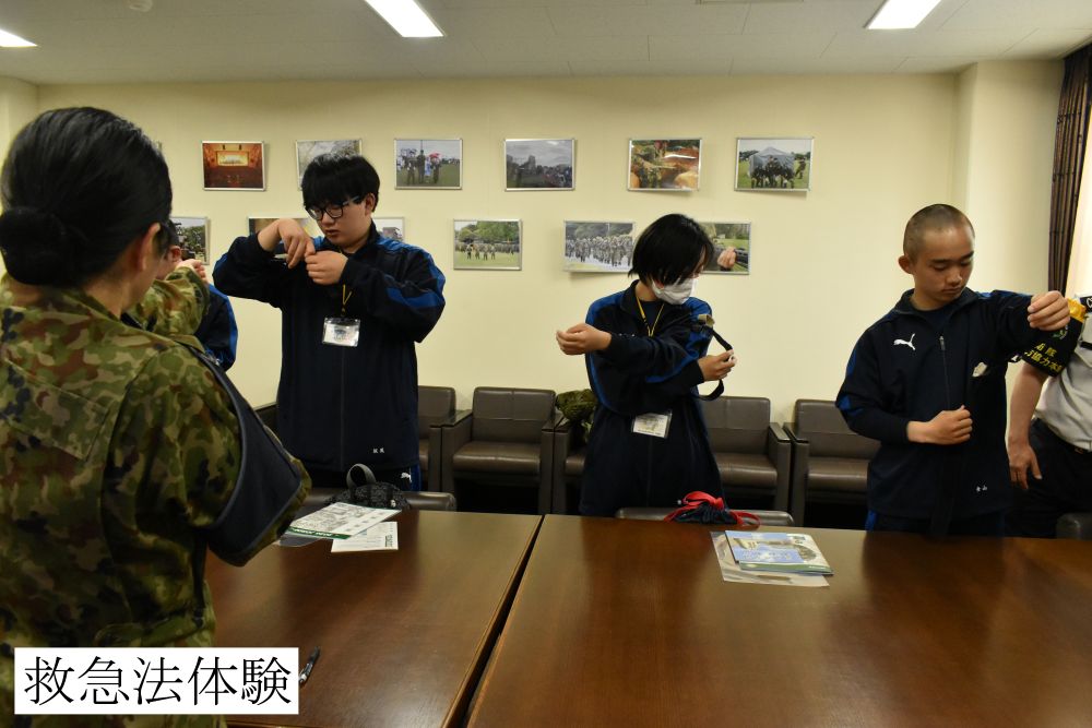 JGSDF_ADS_PR's tweet photo. #高射学校 では、船橋古和釜高校の職場体験学習を実施しました！
自衛官の装具装着体験、救急法体験、ベッドメイキング体験、自衛隊車両の整備工場体験等を行い、#自衛隊 についての理解を深めてもらいました✨
今回の #職場体験 をきっかけに、自衛隊をより身近に感じてくれたらうれしいです☺ https://t.co/DaGaS6161W