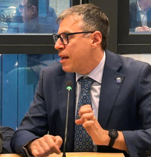 ConfCGS's tweet photo. La  fine dell'anno scolastico e l'impegno dei docenti. A quali attività sono tenuti e a quali no? Il coordinatore nazionale della @GildaInsegnanti, @CastellanaCarlo,  mette in chiaro il perimetro degli obblighi. Un confine preciso tracciato dal contratto: https://t.co/lLW9pTQQEz https://t.co/jnZUTPbGSw