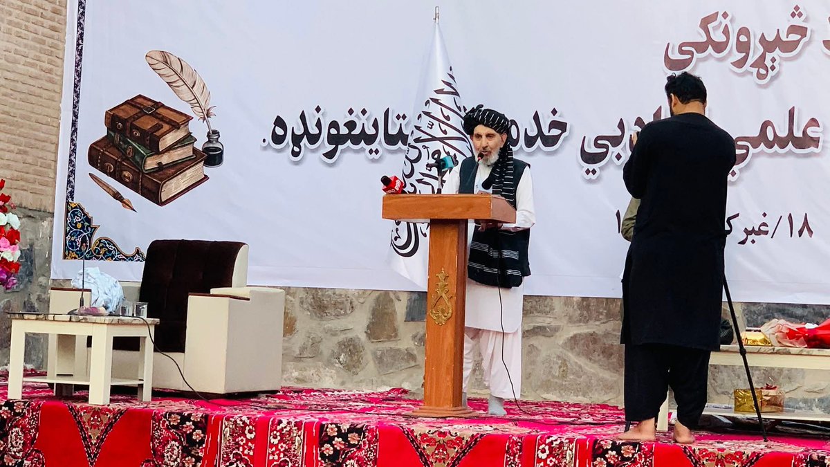 ShafiullahMus10's tweet photo. استاد محمدمعصوم هوتک صاحب:

د ویاړ خبره ده، چي له تاشقرغان څخه راغلي یو بچي ( مولوي انعام الله سمنګاني صاحب) د احمدشاه بابا کور بیرته ورغاوه، دا د ملت د یووالي یو مهم ګام وو او د هغه کسانو پر مخ څپېړه ده، چي ددې ملت د جلا والي خوبونه ویني، زه دې شخص ته د احترام او درنښت سر ټیټوم. https://t.co/FhtcAbul6o