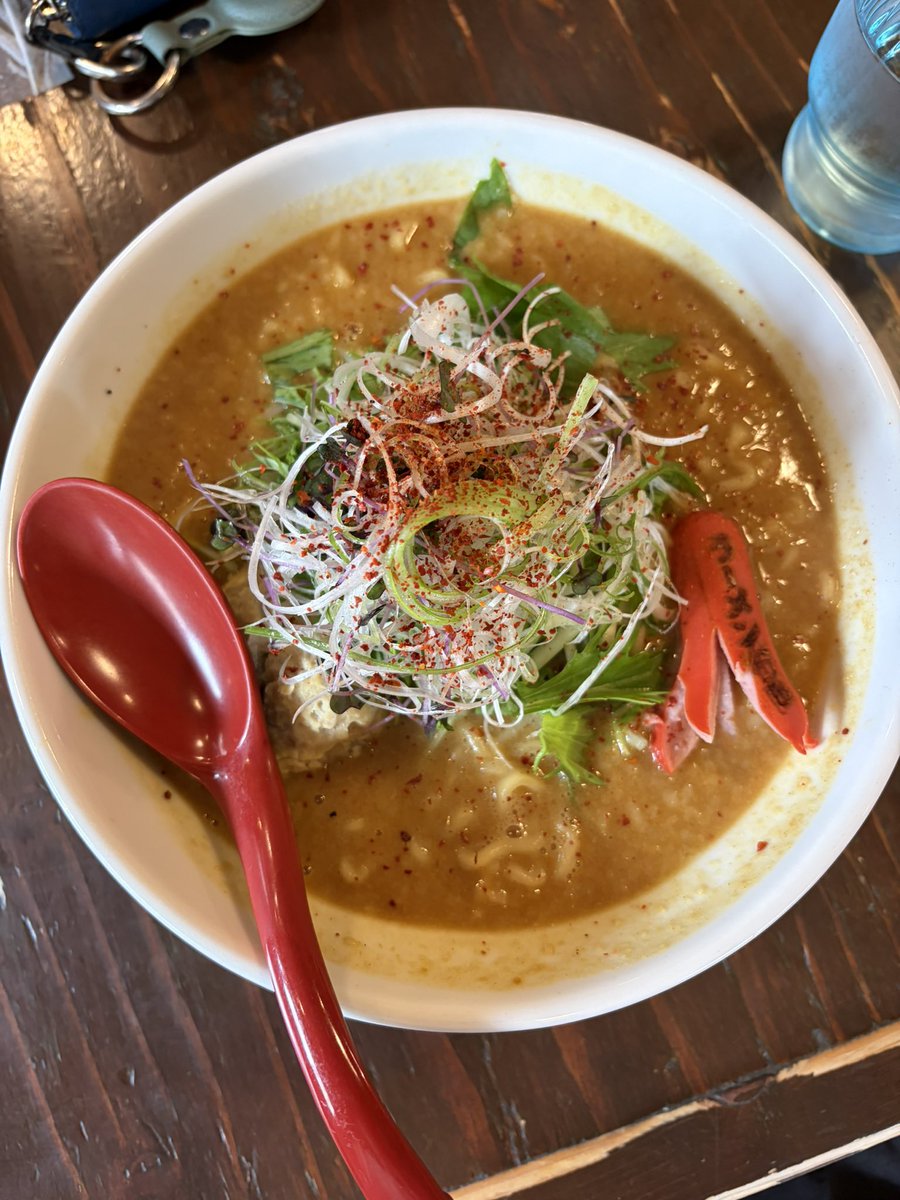 kotaro110700's tweet photo. フジヤマロックat山嵐
味噌カレーヌードル　チーズライス

札幌ラーメン行脚第三弾
かつて平岸ゴールデン街で営業し惜しまれつつも閉店した名店の味を今日限定で食べられるとのこと
凄く評判が良いものの当時カレーラーメンという食べ物に全くといって興味がなく気づいたら閉店してしまっていたので今日を凄く楽しみにしていました
感想としては本当に食べられてよかった
正統派のカレーラーメン
スープの出汁と背脂が鬼ように上手く絡んで最恐
チーズライスも反則ね、美味いに決まってる、腹パンなのに箸は止まらず膵臓clash
なぜ人はこんなにも美味しいものを作ることができるのだろう
まじでBrainに感動を刻む一杯
ラーメンオタクではない友達と行ったんだけど彼もかなり感動していて嬉しかった
どこかで復活して欲しいなこのお店
ガチで美味しかった
今年の自分的ベストオブラーメンにランクインしますね
いやぁ、本当にラーメンって良い食べ物だなぁとしみじみ
主催して頂いたPINYAさん、お店関係者の方々に感謝
ごちそうさまでした
#札幌ラーメン行脚
