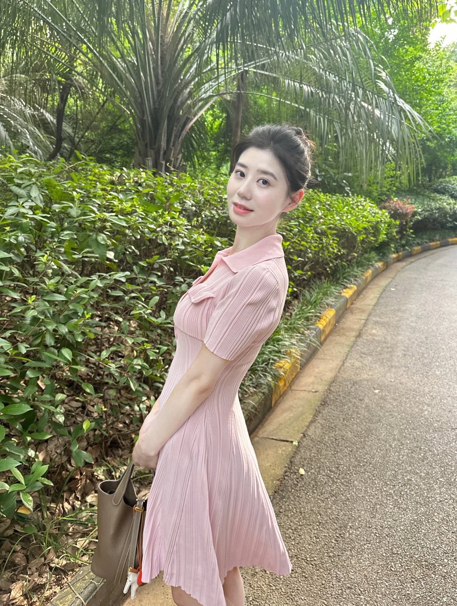 STraachuu's tweet photo. 说是刚毕业也不过分吧！
 这个裙子真的好嫩啊 
哈哈哈哈
#30岁 #宝妈 https://t.co/fi4sQ9H9tN