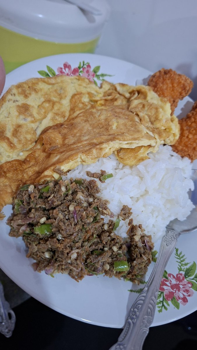 siadee's tweet photo. Makan siang dulu gess, kali ini lokal pride buatan istri.

Pake asam teri cabai, dadar,  dan nasi panas.🤤

Selamat makan semuanya. 🙏 https://t.co/g2AKNz4CA5