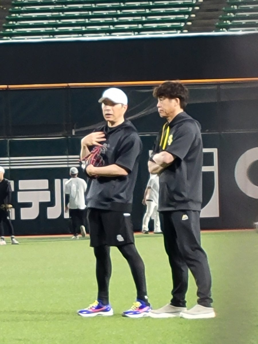 sandy214513's tweet photo. ド着ですヽ(´∀｀)ノ
私のスマホの限界ですが、、
小久保監督と城島CBOです https://t.co/WS9In9NLmm