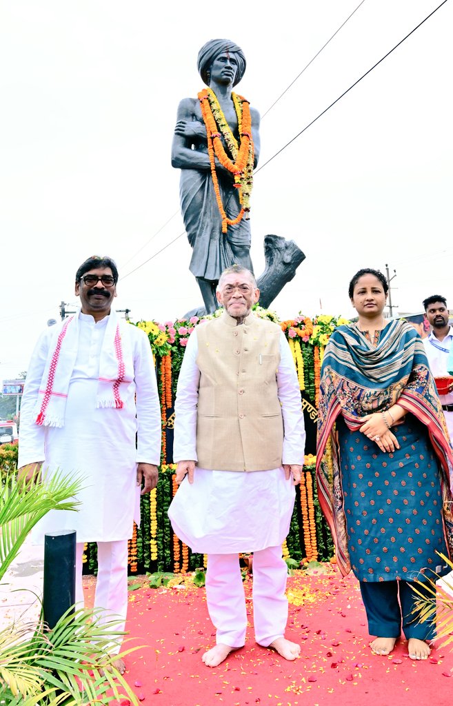HemantSorenJMM's tweet photo. उलगुलान की चेतना, संघर्ष की मशाल और जन-जन के स्वाभिमान के प्रतीक धरती आबा भगवान बिरसा मुंडा ने हमें सिखाया कि अपनी पहचान, अपनी संस्कृति और अपने अधिकारों की रक्षा के लिए संघर्ष ही सबसे बड़ी शक्ति है। 

उनका जीवन और बलिदान आने वाली पीढ़ियों को सदैव प्रेरित करता रहेगा।

जय बिरसा! https://t.co/DtdvnYJMqI