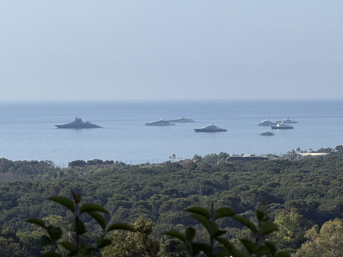 brookgatecap's tweet photo. Armada off the coast of Antibes? https://t.co/JWX2xALKJ2