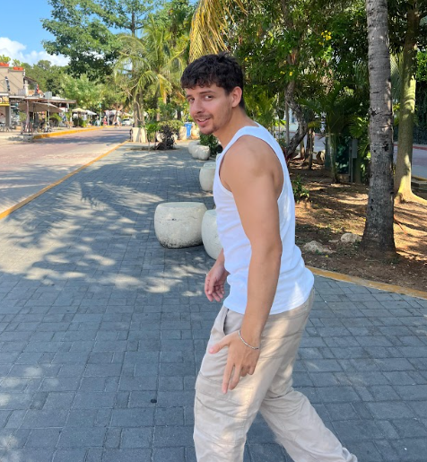 itsdantefox's tweet photo. fully clothed so you probably won’t say hi 😞 https://t.co/m4ecKmKZV3