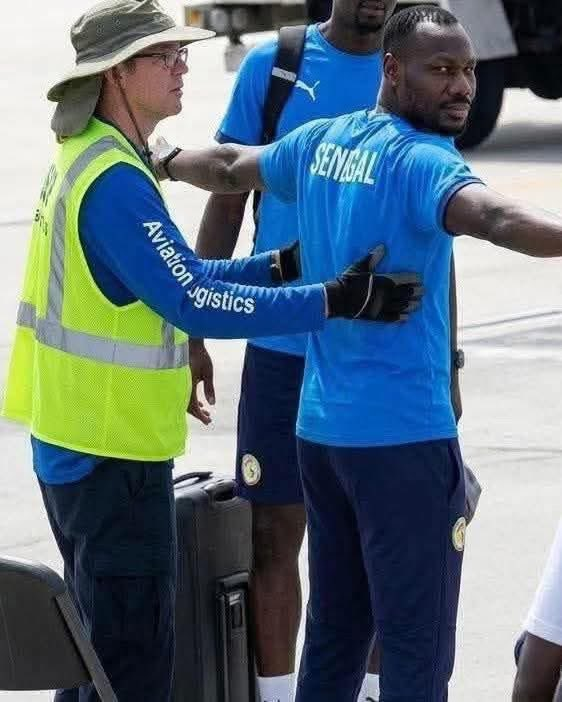 mamaneshow's tweet photo. Pape Thiaw, le sélectionneurs des Lions du Sénégal, qui se fait souhaiter la bienvenue à la coupe du monde aux USA. Quelle honte ! https://t.co/1amwpsA0b1