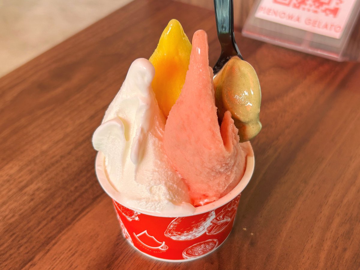 okinawastory_jp's tweet photo. 糸満の本格ジェラート屋さん💕
【ピエノマジェラート】🍨

オーナーの米盛さんは、イタリアのジェラートコンクールで日本人初の準グランプリを受賞🏆✨「世界ジェラート騎士」の称号も持つ職人さん！

地元の農家さんや企業と連携して作られた、沖縄素材たっぷりのジェラートが楽しめるよ🌺

米盛さん考案の「スイカ（今帰仁産）」🍉はみずみずしくて爽やか💕「タンカン」🍊は甘酸っぱさに、ほろ苦さがアクセント✨

ふんわり軽い口どけで何度でも食べたくなるさぁ〜🥰

@pienoma_okinawa