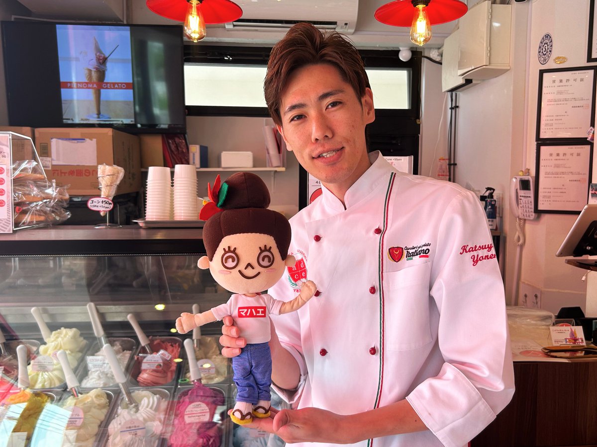 okinawastory_jp's tweet photo. 糸満の本格ジェラート屋さん💕
【ピエノマジェラート】🍨

オーナーの米盛さんは、イタリアのジェラートコンクールで日本人初の準グランプリを受賞🏆✨「世界ジェラート騎士」の称号も持つ職人さん！

地元の農家さんや企業と連携して作られた、沖縄素材たっぷりのジェラートが楽しめるよ🌺

米盛さん考案の「スイカ（今帰仁産）」🍉はみずみずしくて爽やか💕「タンカン」🍊は甘酸っぱさに、ほろ苦さがアクセント✨

ふんわり軽い口どけで何度でも食べたくなるさぁ〜🥰

@pienoma_okinawa