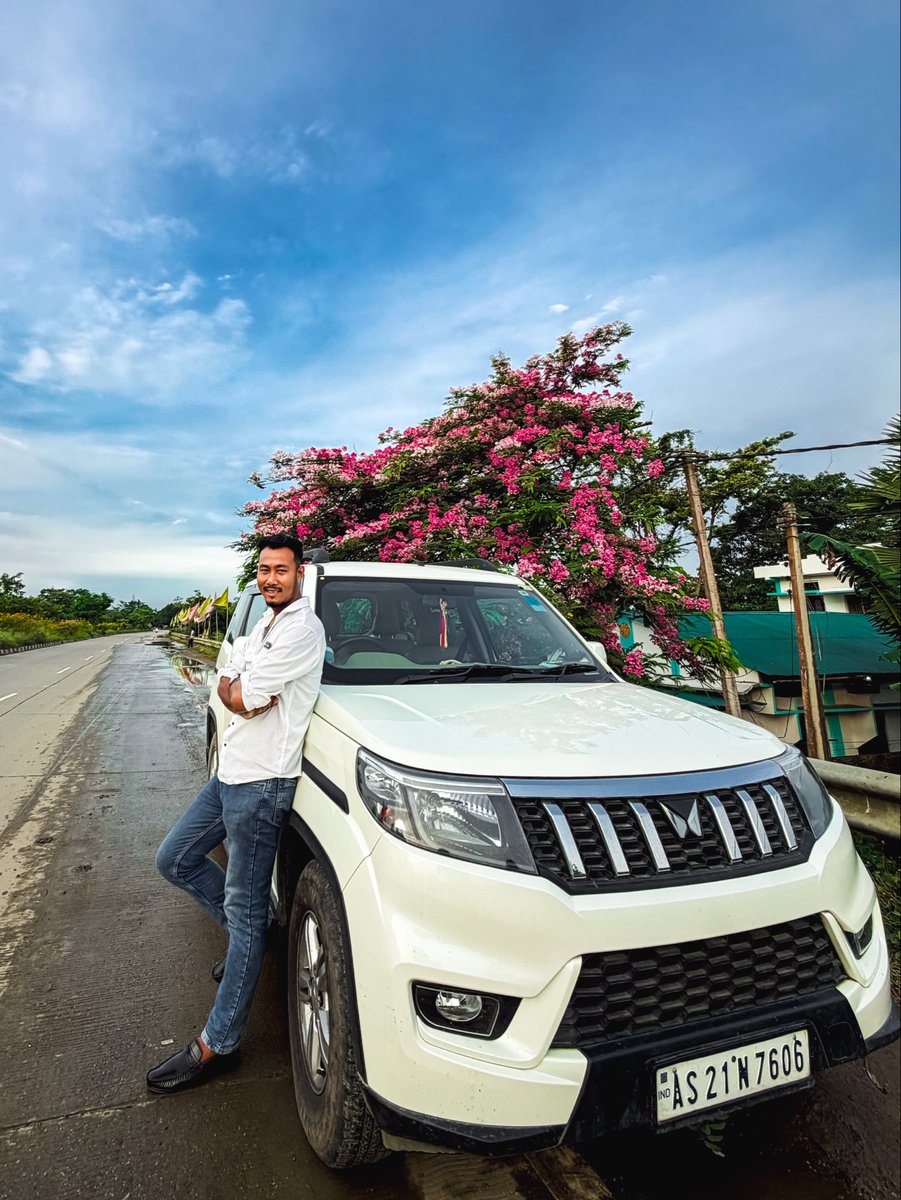 aaapb1125's tweet photo. ৰাধাচুৰা গীষ্মৰ ৰ'দতও হাঁহীব জনা এবিধ ফুল আৰু সেই ৰাধাচুৰাৰ সুবাস বিচাৰি ৰহাৰ হাইৱে কাষতে এখন্তেক।

ফটো ধুনীয়া কৰি দিয়া মানুহজনী Bithika Bora👍

#radhachura #naturelovers #beautifulassam #travaling #BoleroNeoN10 https://t.co/5xwafJpQd6