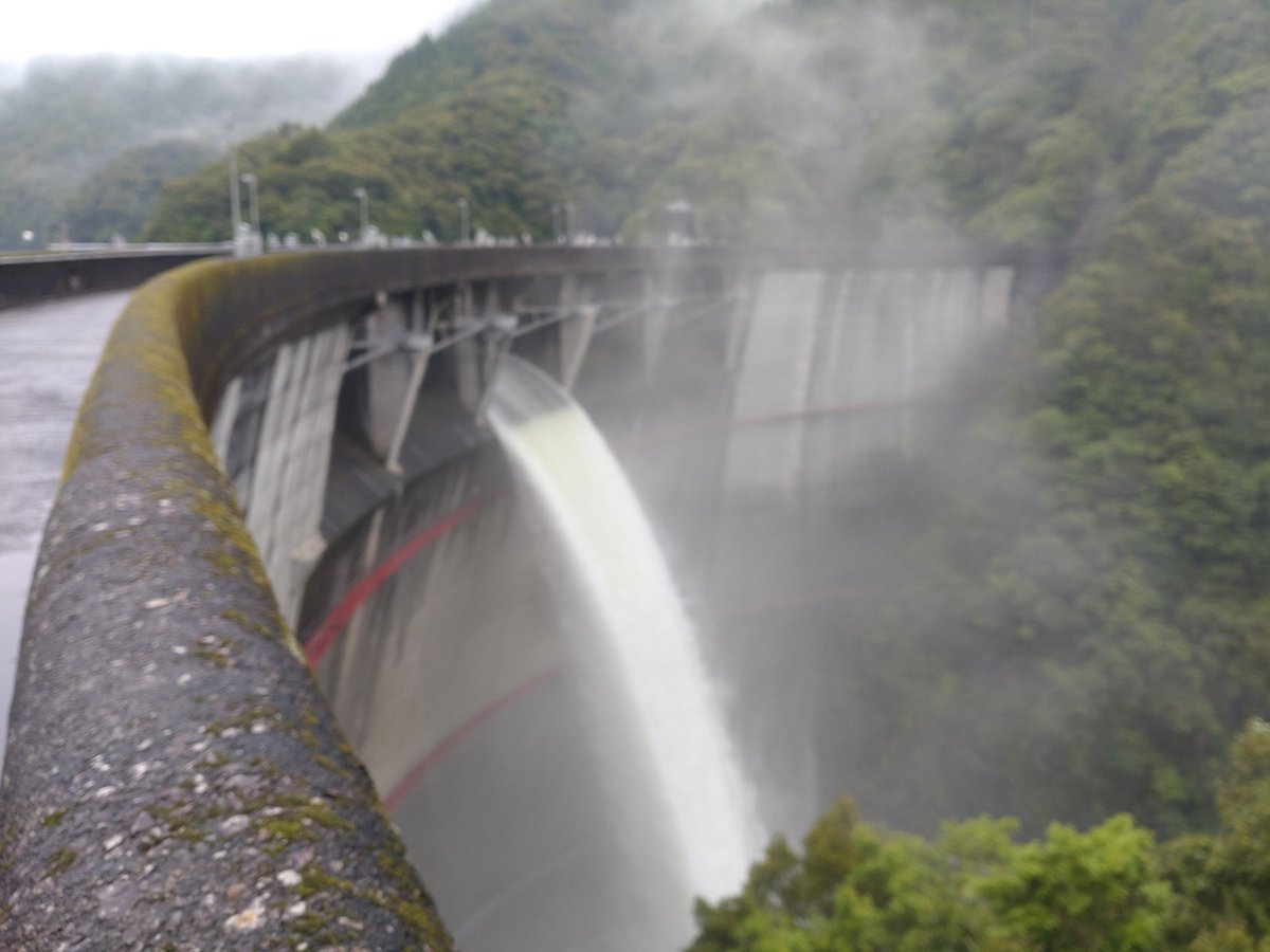 Dam_Walker's tweet photo. 北川ダムも放流中
水煙がすごい https://t.co/WLiAh7n0zE