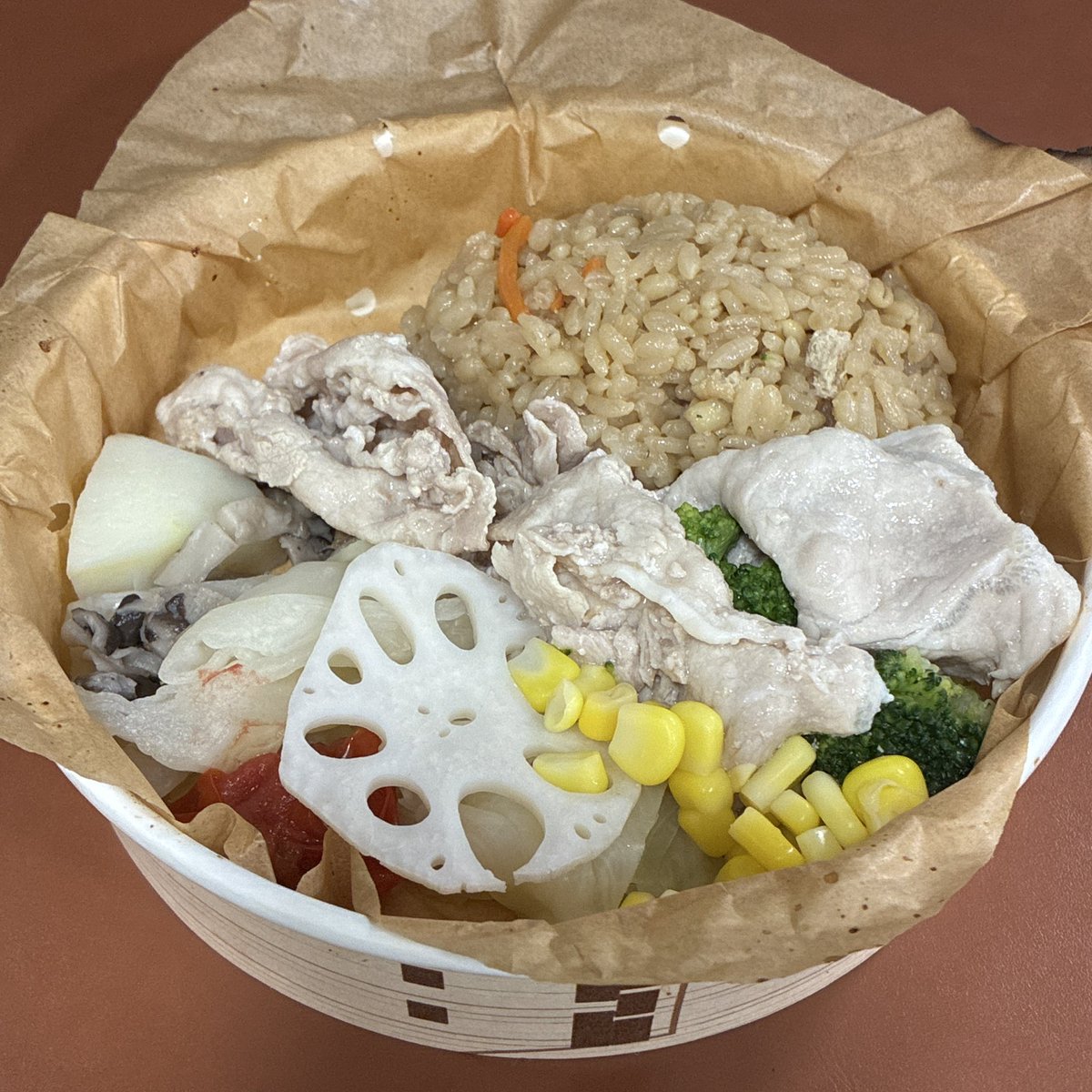 knnbuile's tweet photo. セブン-イレブンに蒸し料理弁当！
蒸し野菜と豚しゃぶのサラダごはん(¥498)

322kcal 食塩相当量2.6g
(大半胡麻だれ由来だと思うので調整すれば塩も減らせる)

お昼毎日これでいいな…
きっと順次全国の工場に蒸しラインが入ると思われ、マイナーチェンジしつつも定番化を強く希望 https://t.co/rYH6eE8cSw
