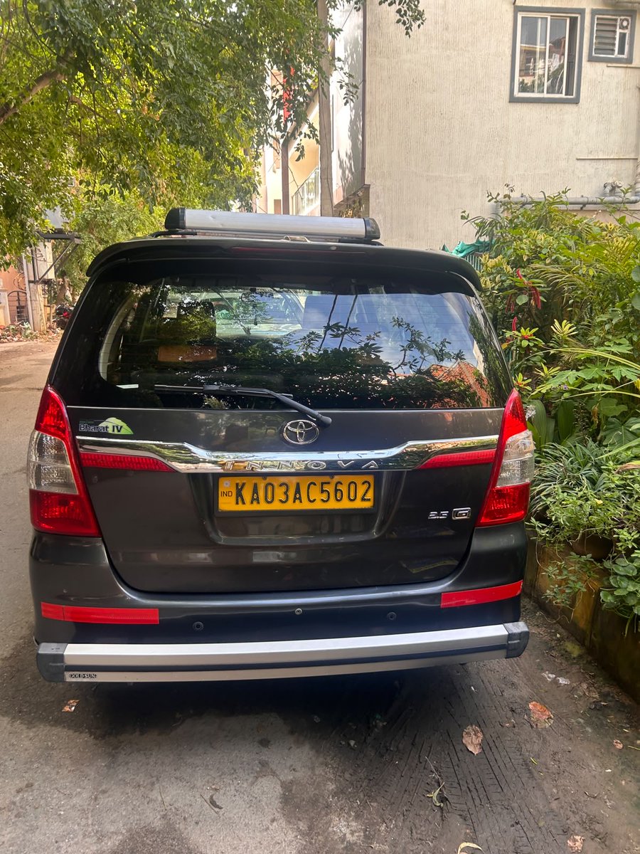 VigneshRamH's tweet photo. @jbnagartrfps @halairporttrfps We have multiple cabs parked in the 1st cross of Rustumbagh Layout. Additionally, cabs are parked in no-parking zones throughout RB. Please resolve the same at the earliest. Thank you! 

Some photos for reference. (1/n) https://t.co/4KxsUud0k3