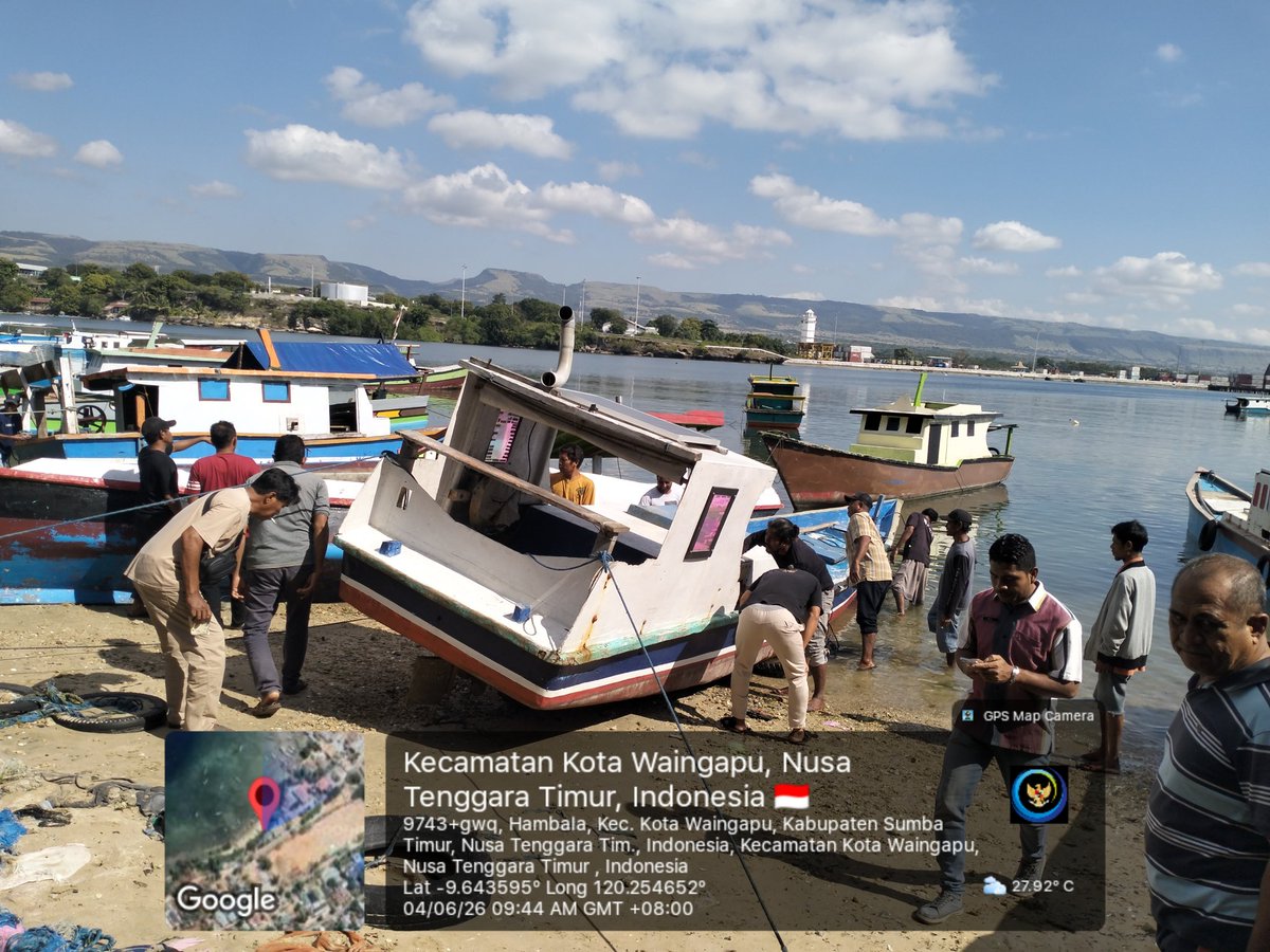 askar_unha's tweet photo. Kamis, 04/06/26, Luhkan Sumba Timur memfasilitasi kelompok melakukan uji coba laminasi kapal fiberglass yang mengalami kebocoran pada lambung kapal setelah melakukan pelatihan.
@bppsdm_puslatkp
@bppsdm_gondol https://t.co/zcl2li6FFq