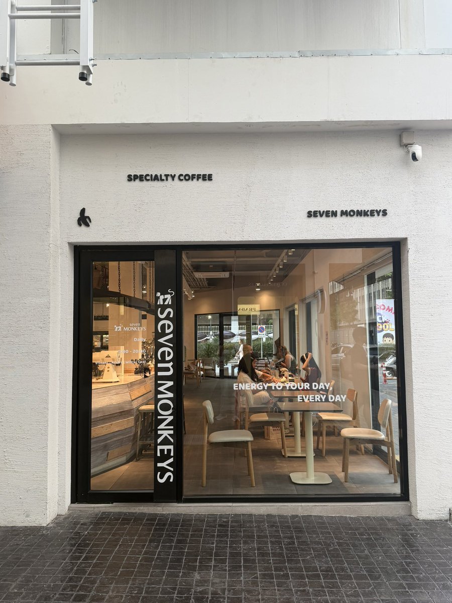 blalaluke's tweet photo. ร้าน seven monkeys หลังสามย่านมิตรทาวน์ เดินทางง่ายใกล้mrt ร้านเงียบ มีปลั๊กเกือบทุกโต๊ะนั่งทำงานอนสได้ กาแฟอร่อย ราคาไม่แพงมีที่นั่งทั้งเป็นกลุ่มเป็นคู่หรือเป็นบาร์ก็มี เหมาะกับชาวออฟฟิศนิสิตแถวนั้น https://t.co/FYy2Z4na0P