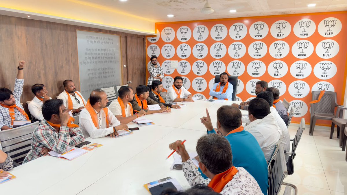 ChanduMakwanaCM's tweet photo. આજ રોજ જુનાગઢ દિન દયાલ ભવન ખાતે આગામી કાર્યક્રમ સંદર્ભે મંડળના પ્રમુખ જિલ્લા મોરચા ના પ્રમુખ અને મહામંત્રીઓ સાથે આયોજન સંદર્ભે બેઠક કરેલ https://t.co/WQzNyhbYnY