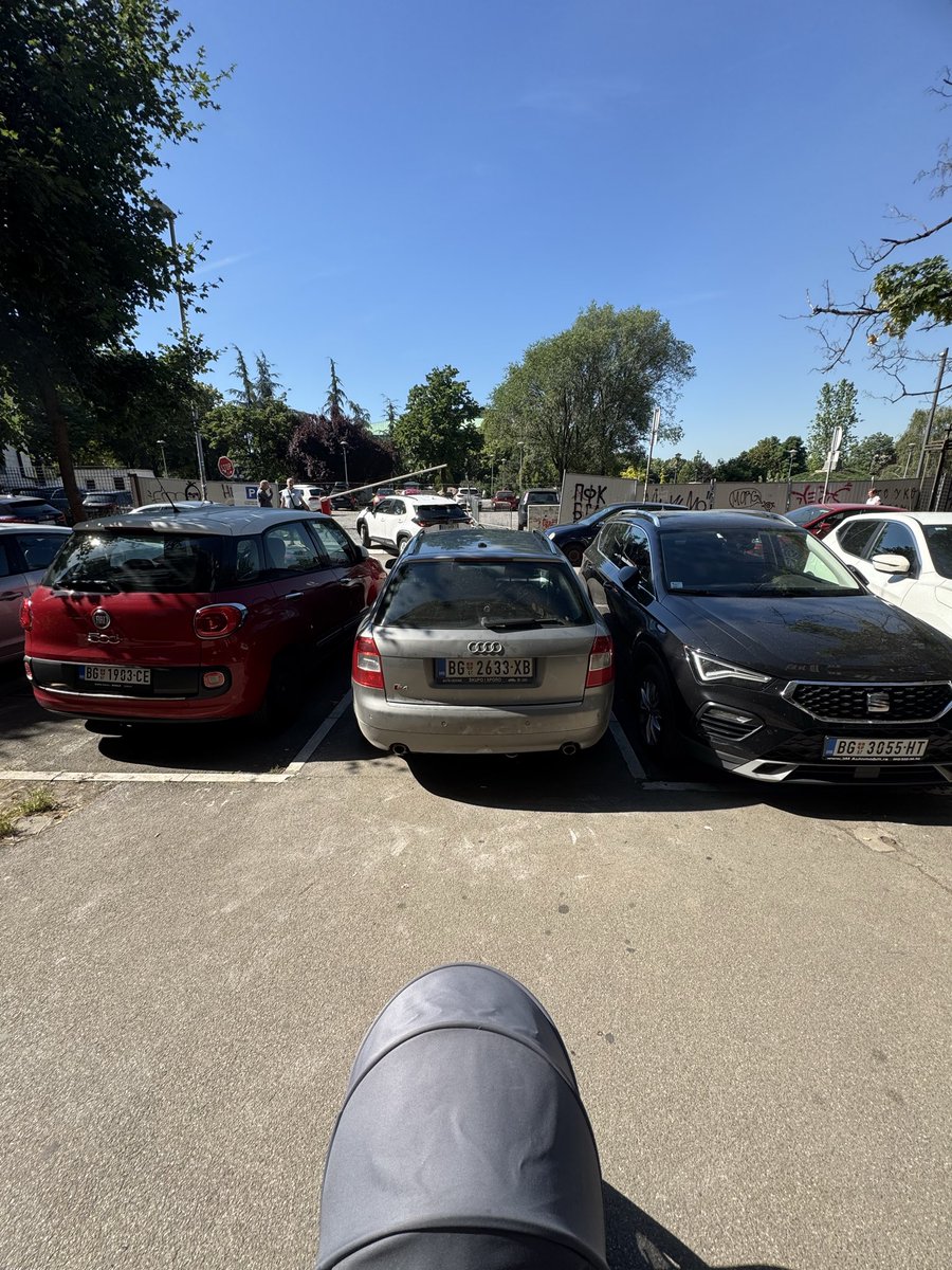 palemajmune's tweet photo. @prijavi_problem krušedolska 3, nije parking mesto https://t.co/qsxfnpgrFw