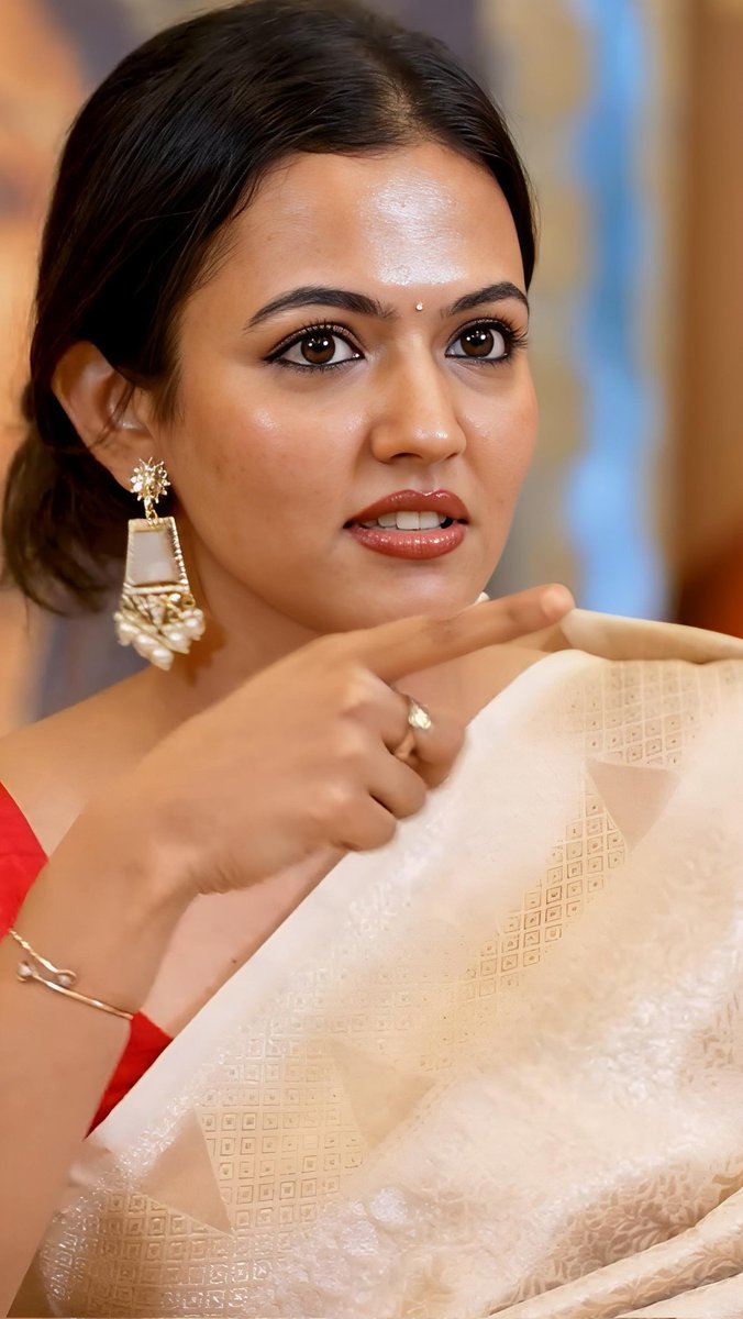Nithyasree234's tweet photo. Aparna das face is a definition for homely look 🥵 https://t.co/3eBQGN5s08