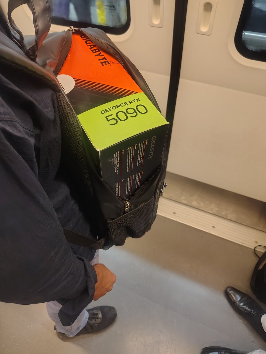 AnshKJha1's tweet photo. Casually carrying 5090 in metro🙂💀 https://t.co/y9k3zT81Sg