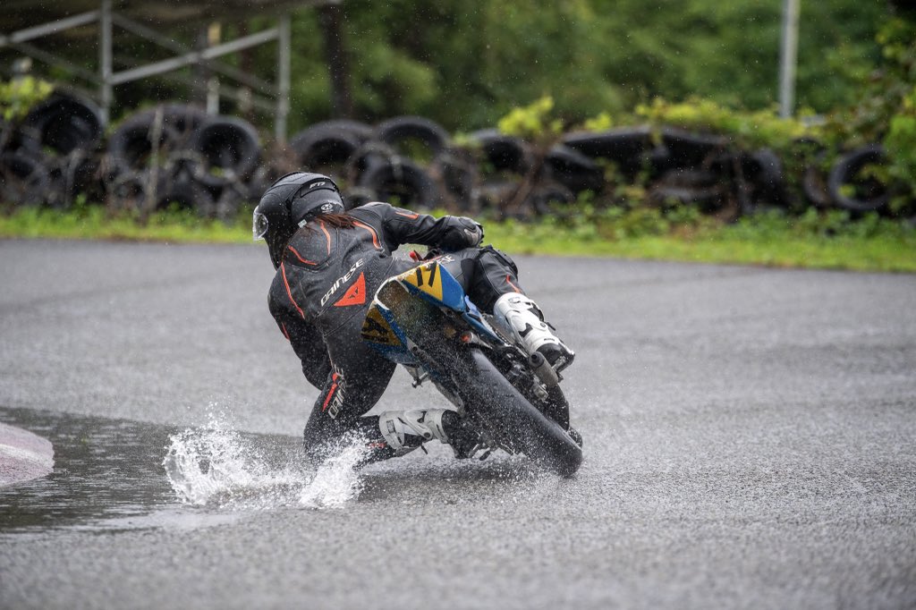 chirin_26's tweet photo. 📍愛媛県 生名サーキット
27999走行会行ってきた🏍✨

初めての大雨走行☔️

NSR50mini乗るのまだ4日目で
ノーマルタイヤなので今回は初級で出走

模擬レース1位🥇

めっちゃ楽しかった😆💓

次はレインタイヤ履いて
中級で走ろっと❣️ https://t.co/uptTZMXAf1