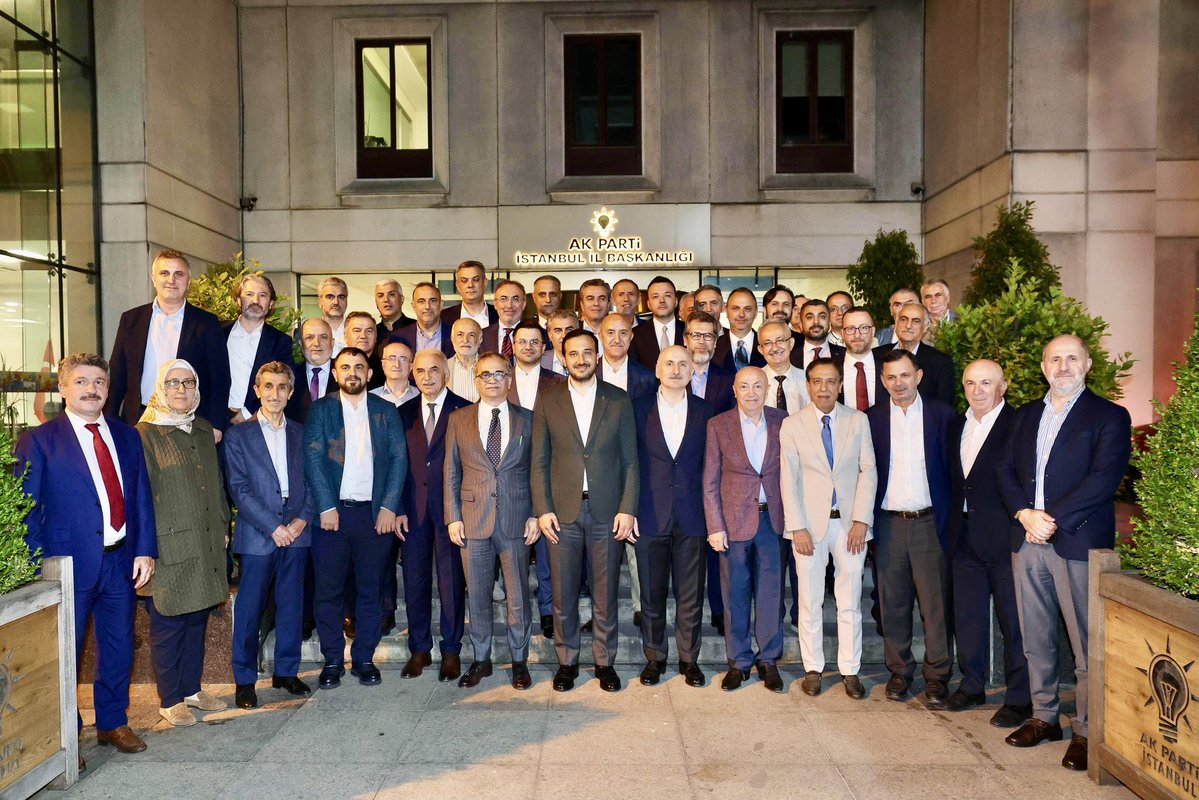 abdullahozdemir's tweet photo. İstanbul’a hizmet etmek, bu şehrin hafızasında ve geleceğinde iz bırakmaktır. 

2019 yılına kadar İBB bünyesinde çok değerli çalışmalara imza atmış yöneticilerimizle İl Başkanlığımızda bir araya geldik. Geçmişin köklü tecrübelerini günümüzün vizyonuyla harmanladığımız, İstanbul’umuza dair samimi ve ufuk açıcı bir istişare toplantısı gerçekleştirdik.

Bizleri bir arada tutan en büyük güç; bu şehre duyduğumuz sevda, birlik ve beraberlik ruhumuzdur. Katılım sağlayan, fikir ve tecrübelerinden istifade ettiğimiz tüm yöneticilerimize teşekkür ediyorum.