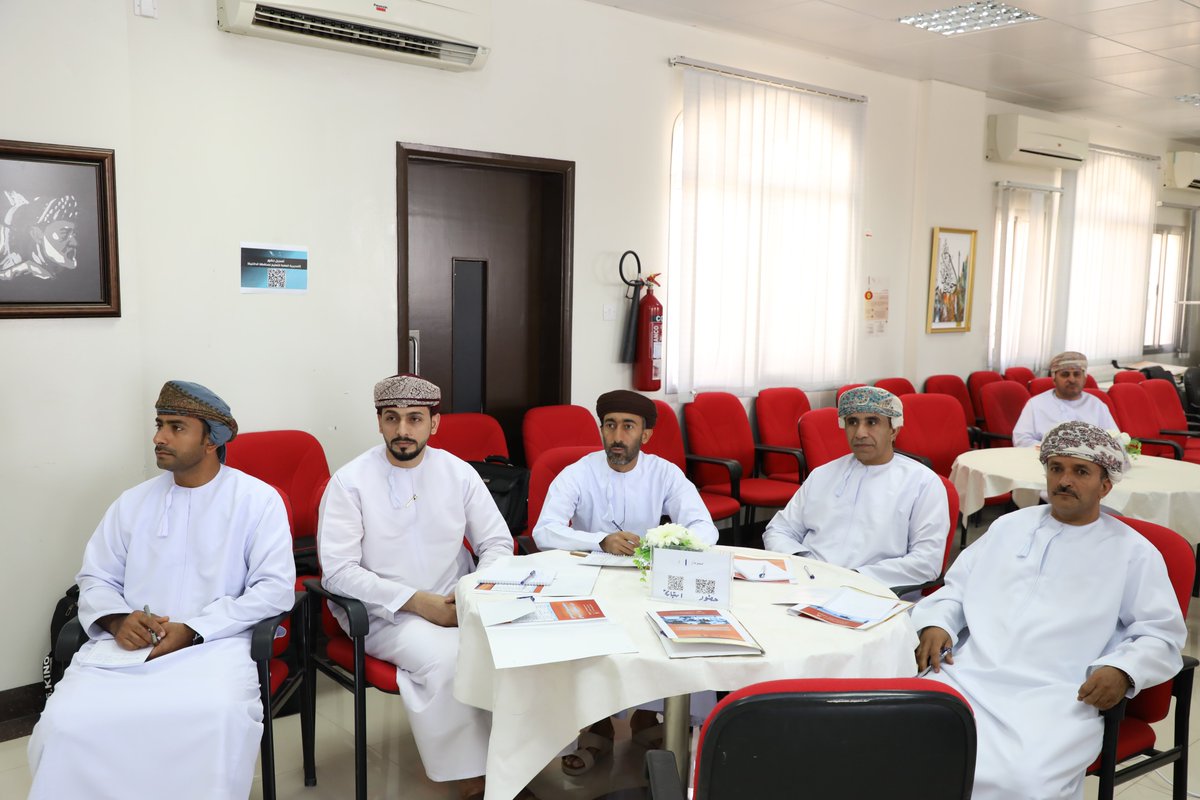 EduGovDkh's tweet photo. نفذت #تعليمية_الداخلية ممثلة بدائرة تطوير الأداء المدرسي قسم إشراف الإدارة المدرسية برنامجا تدريبيا للمنتدبين لوظيفة مساعد مدير مدرسة بمشاركة (28) منتدبا من مختلف مدارس المحافظة وذلك بالقاعة الكبرى بمبنى المديرية ويستمر على مدى ثلاثة أيام. https://t.co/lTbsoIt7Lc