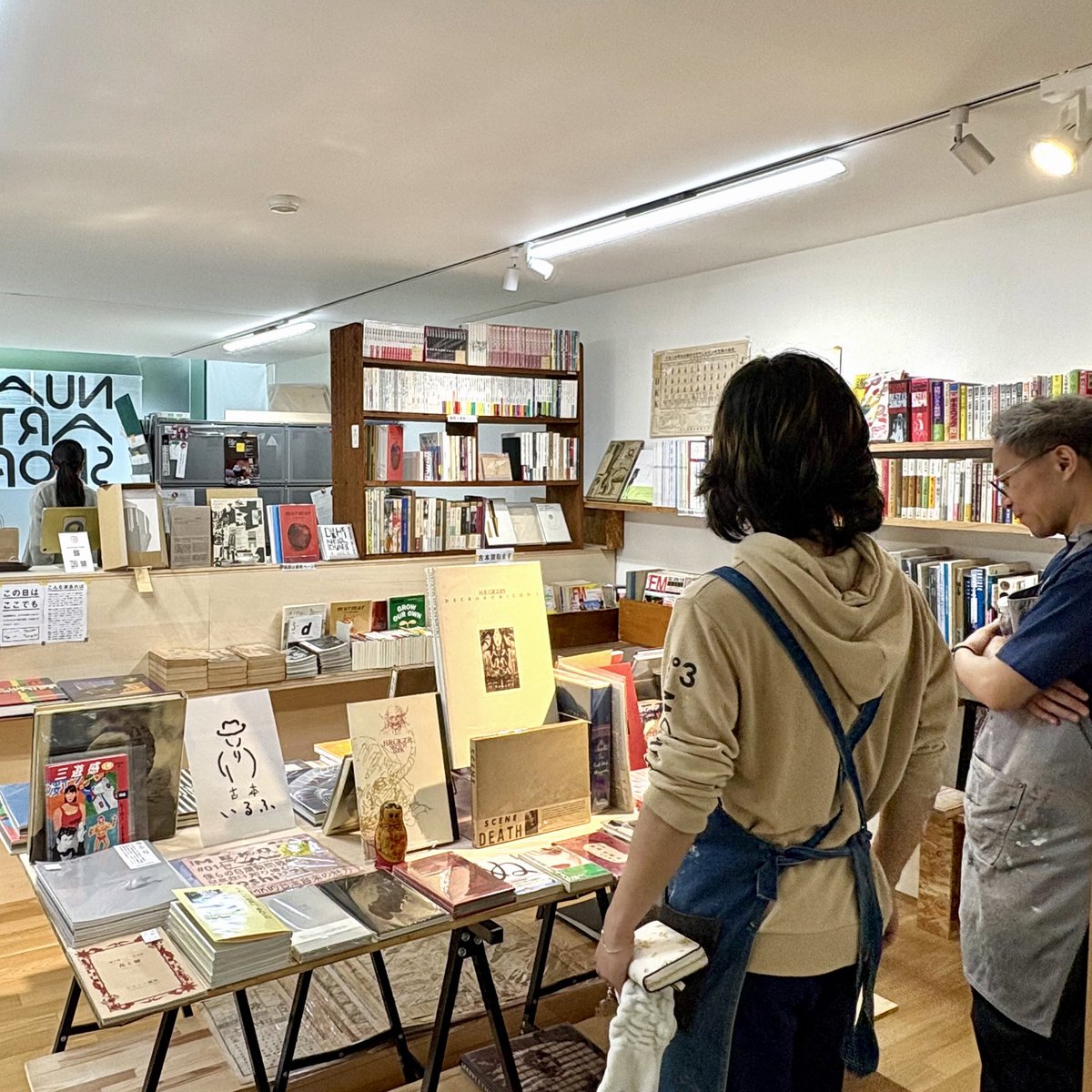 furuhon_iruf's tweet photo. 【本日スタート｜6/9-22 NUA ART BOOK MARKET】
名古屋芸術大学西キャンパスにて本日よりスタートしてます。
古本仲間たちが大変な物量を持ってきてくれたお陰でさっそく学生や教員の方、一般のお客さんで賑わってます。普段古本と触れる機会が少ない学生に楽しんでもらえているのが嬉しい！22月まで。 https://t.co/VqkdsNmiEf