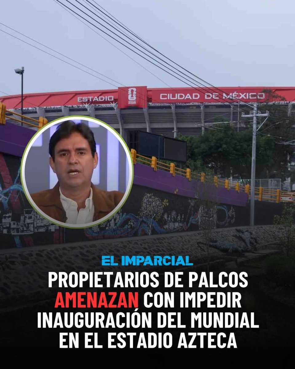 GARCIPAVON's tweet photo. “NOS SENTAMOS O NO HAY PARTIDO INAUGURAL”: PROPIETARIOS DE PALCOS AMENAZAN CON BLOQUEAR EL AZTECA EN EL MUNDIAL 2026 🏟️⚖️

A menos de tres días del partido inaugural de la Copa del Mundo 2026, el conflicto entre propietarios de palcos y plateas del Estadio Azteca y la administración del inmueble escaló a un nuevo nivel. Integrantes de la Asociación Mexicana de Titulares de Palcos y Plateas del Estadio Azteca (AMTPP) advirtieron que podrían promover movilizaciones para impedir el arranque del torneo si consideran que continúan violándose sus derechos adquiridos por contrato.

La controversia enfrenta a los palcohabientes con Grupo Ollamani, propietario del estadio y vinculado a Televisa. En el centro del debate están las condiciones de uso de los palcos durante la Copa del Mundo organizada por la FIFA, que exige el concepto de “sede limpia” (control total sobre localidades, accesos, hospitalidad y servicios) 🧹🗓️
Aunque un juez ordenó restablecer medidas cautelares a favor de los propietarios, estos consideran que las resoluciones no han sido cumplidas en su totalidad. Los titulares señalan restricciones como: no poder comercializar o transferir sus boletos, prohibición de ingresar alimentos y bebidas, falta de acceso a estacionamientos, y haber recibido solo una parte de los boletos correspondientes. También se les ofreció comprar paquetes de servicios con precios de entre 123 mil 499 y 261 mil 652 pesos 🚫🥤🚗

Roberto Ruano, vicepresidente de la AMTPP, pidió públicamente una reunión con Emilio Azcárraga: “Llevamos más de un año intentando el diálogo y no hemos recibido más que agresiones. Hoy le hago un llamado de caballeros para que nos sentemos a platicar, y si no, estamos dispuestos inclusive a movilizar gente para que no se lleve a cabo el primer juego del Mundial” 🗣️⛔️
📷: Archivo / Especial 
✍️ EL IMPARCIAL